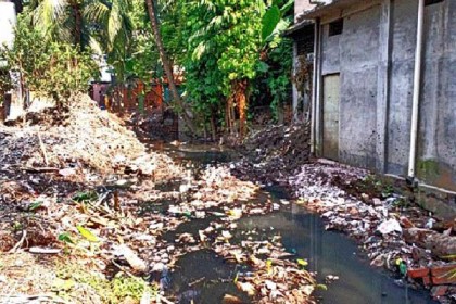 নাটোরে খাল দখল করে প্রভাবশালীদের বহুতল ভবন 

