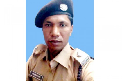মাদকদ্রব্য নিয়ন্ত্রণ অধিদপ্তরের পরিদর্শক গাঁজা-ফেনসিডিলসহ আটক

