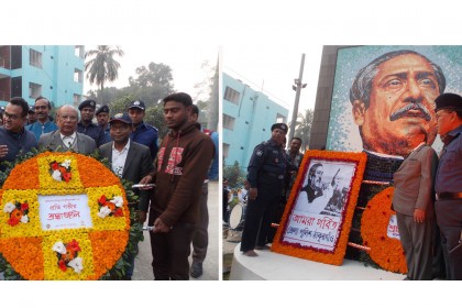 ঠাকুরগাঁওয়ে বঙ্গবন্ধুর প্রতিকৃতিতে পুষ্পস্তবক অর্পণ
