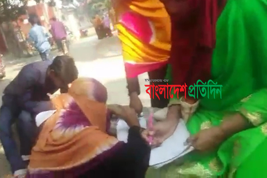 সমাপনী পরীক্ষার প্রশ্নপত্র বাইরে, পরীক্ষা দিচ্ছেন অভিভাবকরা!