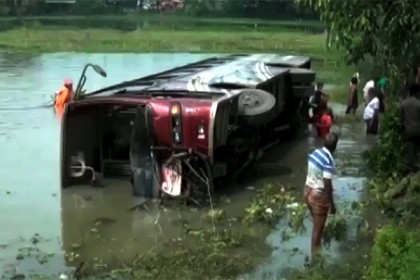 নওগাঁয় বাস খাদে পড়ে নিহত ২, আহত ২