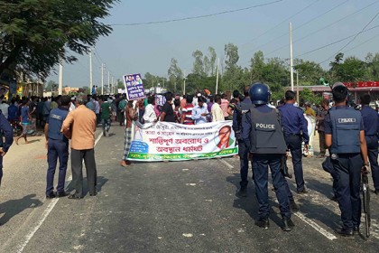 কেয়া চৌধুরী’র উপর হামলাকারীদের গ্রেফতারের দাবিতে মহাসড়ক অবরোধ