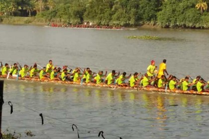বাগেরহাটের ভৈরব নদীতে ঐতিহ্যবাহী নৌকাবাইচ অনুষ্ঠিত