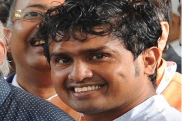 অভিনেত্রীদের সঙ্গে সেলফি তুলে বিপাকে তৃণমূল বিধায়ক