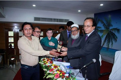 
কৃষিতে অবদানের জন্য সম্মাননা পেলেন মাহফুজ
