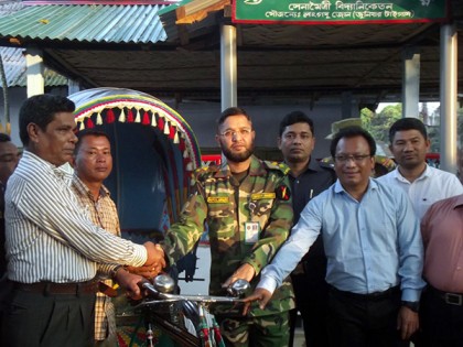 পাহাড়ে শিক্ষার্থীদের শিক্ষা প্রতিষ্ঠানে নিয়ে যাবে রিকশা
