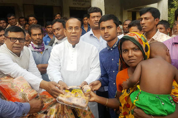 ফরিদপুরে শীতার্তদের জন্য শীতবস্ত্র বিতরণ

