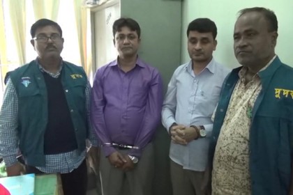 নরসিংদীতে ঘুষের টাকা লেনদেনের সময় আটক ২