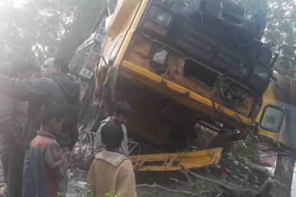 পটুয়াখালীতে ট্রাক উল্টে চালক ও হেলপার নিহত

