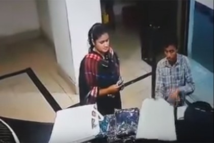 অনলাইন শপে অর্ডার করে অভিনব উপায়ে নারীর প্রতারণা (ভিডিও)