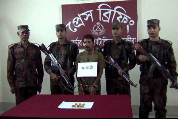 সাতক্ষীরায় সীমান্ত থেকে স্বর্ণের বারসহ চোরাকারবারী আটক