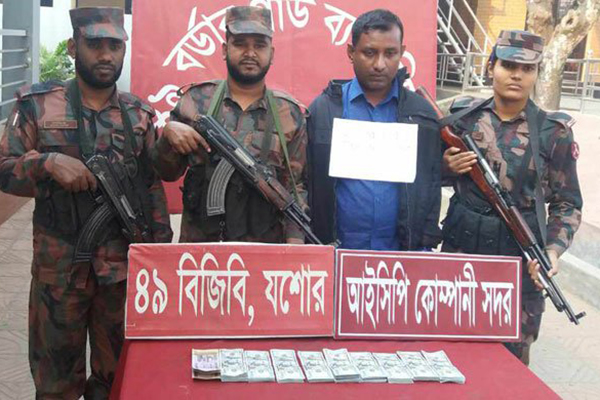 বেনাপোলে ৩২ হাজার ডলারসহ যাত্রী আটক