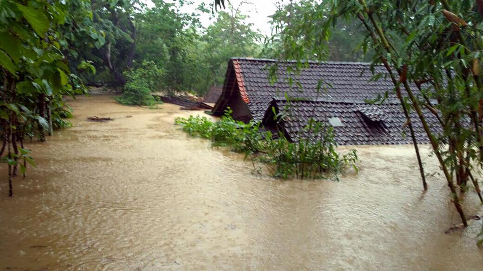ইন্দোনেশিয়ায় ঘূর্ণিঝড়-ভূমিধসে নিহত ১৯