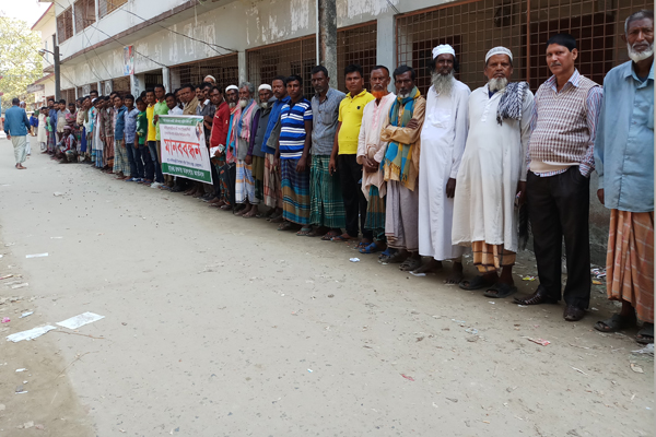 নেত্রকোনায় বিক্ষুব্ধ কৃষকদের মানববন্ধন