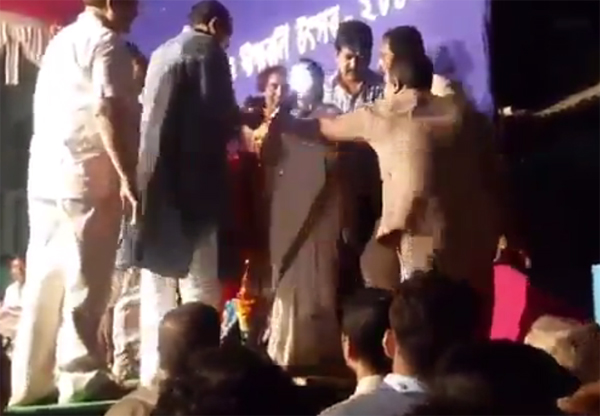 মাইক্রোফোন ভেবে টর্চ ব্যবহার করলেন মমতা (ভিডিও)