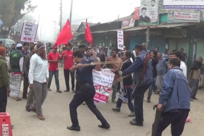 কিশোরগঞ্জে বামদলের হরতালে পুলিশের লাঠিচার্জ
