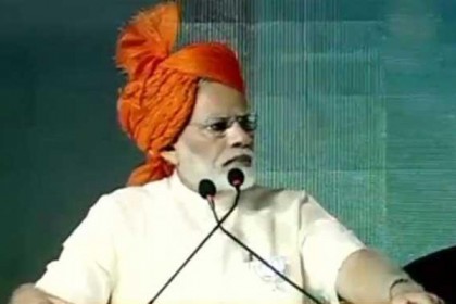 আজানের সময় ভাষণ থামালেন মোদি