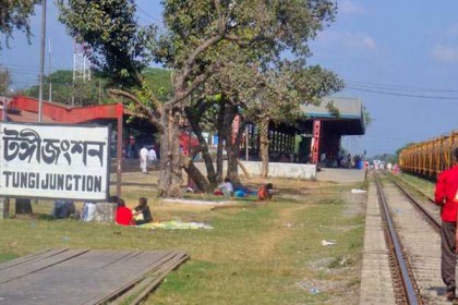 টঙ্গীতে স্টেশন মাস্টারের রুমে ক্ষুব্ধ যাত্রীদের হামলা, আটক ৩