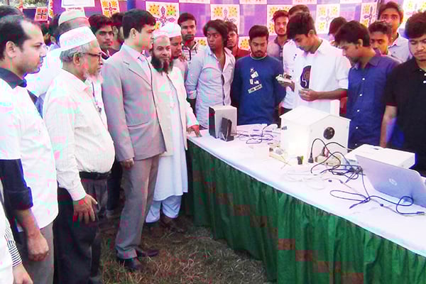 ফরিদপুরে ধর্ষণ প্রতিরোধী পোশাক প্রদর্শন