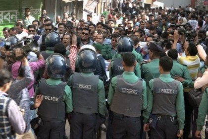 বরিশালে যুবদলের বিক্ষোভ মিছিলে পুলিশের বাধা