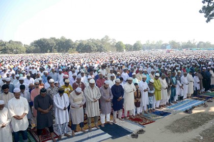 দিনাজপুরে ইজতেমায় জুম্মার নামাজে লাখো মুসল্লির ঢল