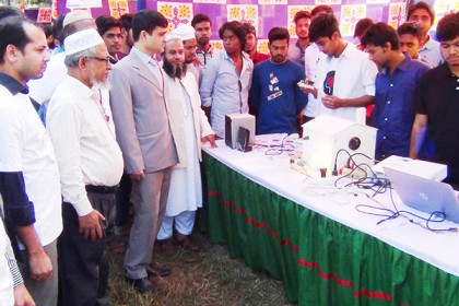 ফরিদপুরে ধর্ষণ প্রতিরোধী পোশাক প্রদর্শন
