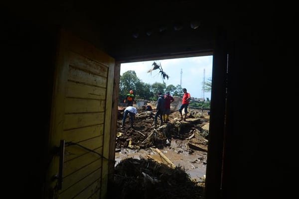 ইন্দোনেশিয়ায় ঘূর্ণিঝড়ে ২৭ জনের মৃত্যু, ১৭০০ ঘরবাড়ি ধ্বংস