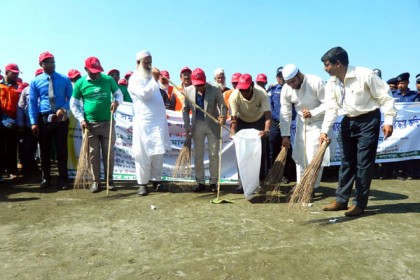 কুয়াকাটায় সী বিচ ক্লিন কর্মসূচি

