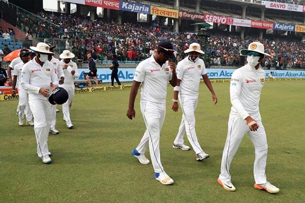 হাতে খেলোয়াড় নেই, ফিল্ডিং করতে নামছিলেন শ্রীলংকার কোচও! 