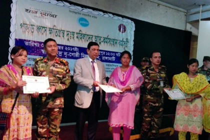পাহাড় ধসে ক্ষতিগ্রস্ত নারীদের বুনন প্রশিক্ষণ দিল সেনাবাহিনী