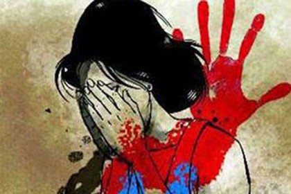 বাবাকে হত্যার হুমকি দিয়ে কিশোরীকে একাধিকবার ধর্ষণ 