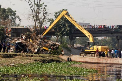 শীতলক্ষ্যায় অর্ধশত অবৈধ স্থাপনা উচ্ছেদ

