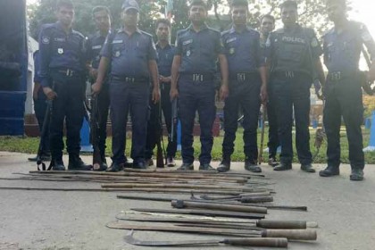 ফুলপুরে বিপুল পরিমাণ অস্ত্রসহ আটক ১