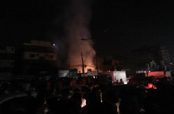 রাজধানীর নদ্দায় রিকশা গ্যারেজে আগুন