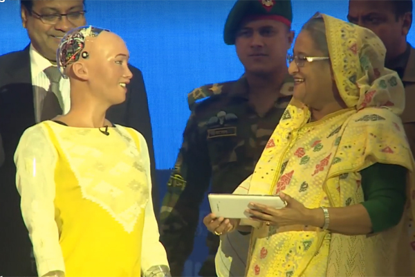 প্রধানমন্ত্রীকে যা বলল সোফিয়া (ভিডিও)