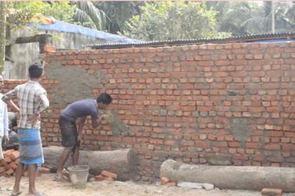 লক্ষ্মীপুরে আদালতের নির্দেশ অমান্য করে জমি দখলের অভিযোগ 
