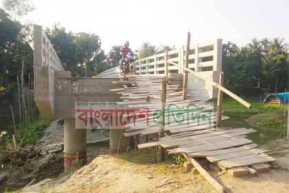 সেতু আছে, কিন্তু দুই পাশে সড়কই নেই!