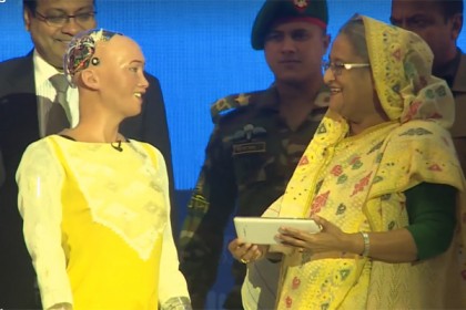 প্রধানমন্ত্রীকে যা বলল সোফিয়া (ভিডিও)