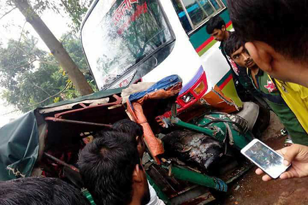 বরিশালে সড়ক দুর্ঘটনায় নিহত ২, আহত ৩