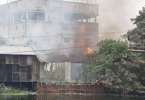 চৌমুহনীতে অগ্নিকাণ্ডে ৬টি দোকান পুড়ে ছাই