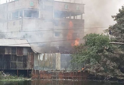 চৌমুহনীতে অগ্নিকাণ্ডে ৬টি দোকান পুড়ে ছাই