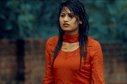 অন্তর্জালে এবার অচেনা এভ্রিল! (ভিডিও)