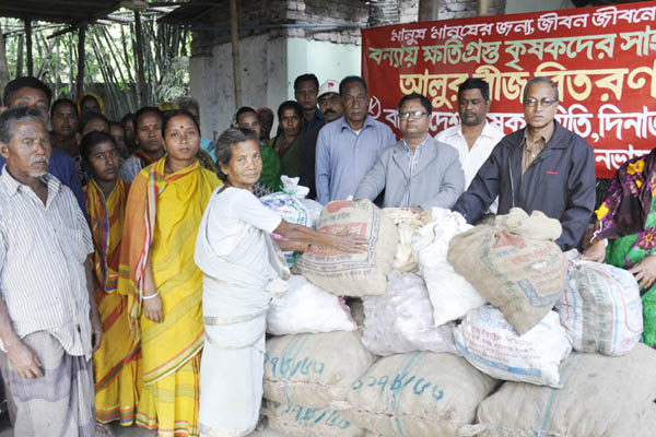 দিনাজপুরে ক্ষতিগ্রস্ত কৃষকদের মাঝে আলুর বীজ বিতরণ