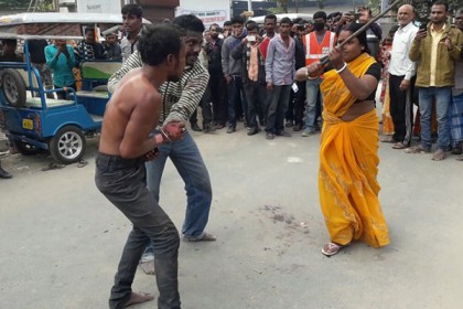 মেয়েকে পুড়িয়ে হত্যার চেষ্টা, জামাইকে প্রকাশ্যে মারধর শাশুড়ির