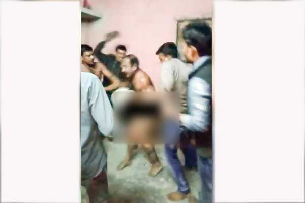 শিশুদের পর্ন ভিডিও দেখানোয় যুবককে নগ্ন করে গণপিটুনি
