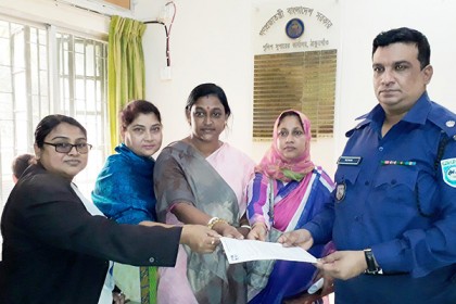 ঠাকুরগাঁওয়ে মহিলা পরিষদের স্মারকলিপি প্রদান
