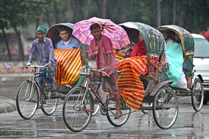 টানা বৃষ্টিতে রাজধানীতে গণপরিবহন সংকট, ভোগান্তি চরমে