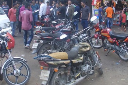 ঝিনাইদহে হেলমেট না পরায় অর্ধশত মোটরসাইকেল আটক
