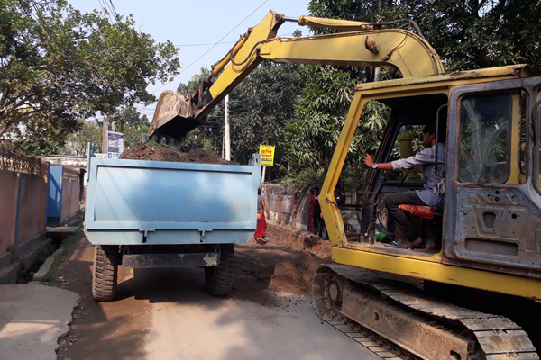 শুরু হয়েছে জামালপুর পৌরসভার সড়ক সংস্কারের কাজ