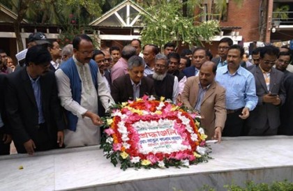 জাতির পিতার সমাধিতে এলজিইডির প্রধান প্রকৌশলীর শ্রদ্ধা